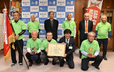 優勝を報告したチーム関係者と竹本市長=豊川市役所で(提供)