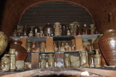 窯の中で焼き上がった陶器