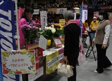 バラとマムを販売する豊川市ブース=豊橋市総合体育館で