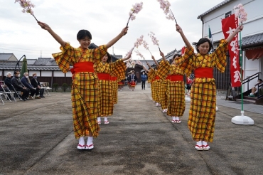 「手踊り」を披露する女子生徒=二川町の駒屋で