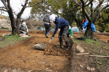 発掘調査のために土を掘る作業員=豊橋市石巻本町で