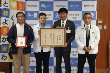 (右から)渡辺さん、竹本市長、荻野会長、小林さん=豊川市役所で