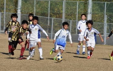 大会初日、ボールを競り合う選手たち=いずれも豊川市スポーツ公園で