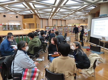 課題について話し合う参加者=田原市中央図書館で