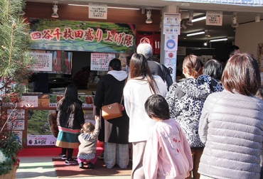 五平餅を買い求める人々場=豊橋市高田町で