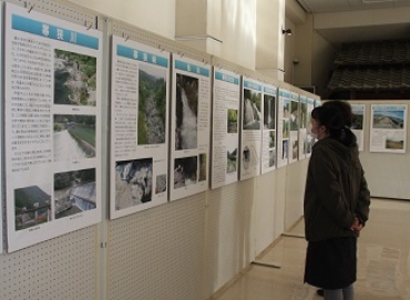 市内を流れる豊川の解説パネル=新城市鳳来寺山自然科学博物館で
