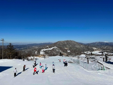 山頂まで積雪となって滑りを楽しめる茶臼山高原スキー場(いずれも提供)
