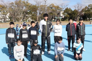 写真説明2 リレーチームで記念撮影に興じる武川選手ら