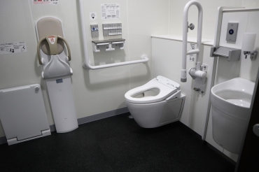 多機能型のトイレ内部は清潔感にあふれている