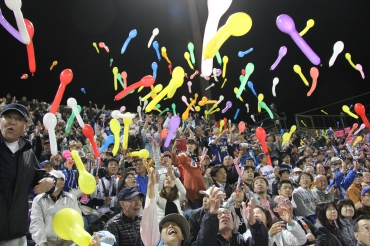 ラッキーセブンの7回に盛り上がる内野席の観客とジェット風船=豊橋市民球場で