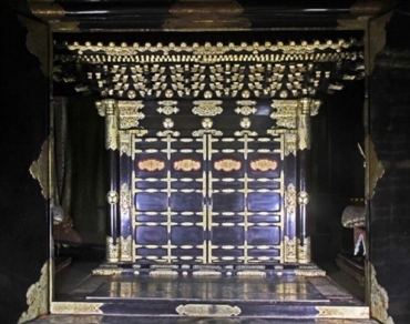 県有形文化財に指定される「黒漆金銅装宮殿」(いずれも提供)