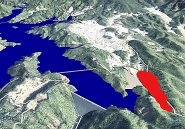設楽ダム完成予想図とダムサイト(右下の赤色部分)=設楽ダム工事事務所提供データを加工