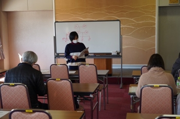受講者にタガログ語を教える柴田さん=蒲郡市民会館で