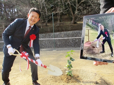 オンライン形式で植樹する蒲郡の鈴木市長(提供)