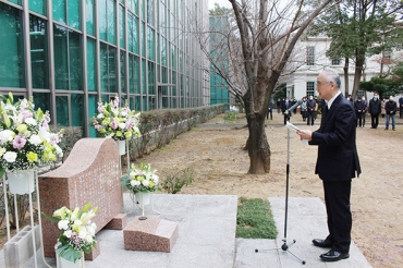 豊橋キャンパスで追悼の言葉を述べる川井学長(いずれも提供)
