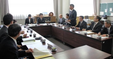 福江地区の「連携型中高一貫教育」に関して協議する専門の委員会=県立福江高校で