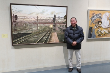作品「終着駅」と横江さん=豊橋市美術博物館で
