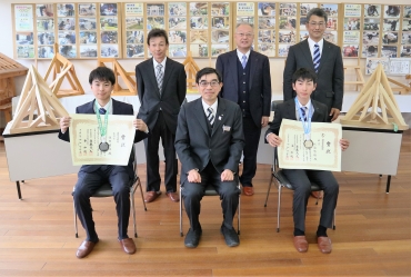メダルを胸に受賞報告する祝迫さんと平野校長、池田さん(前列右から)=東三河高等技術専門校で