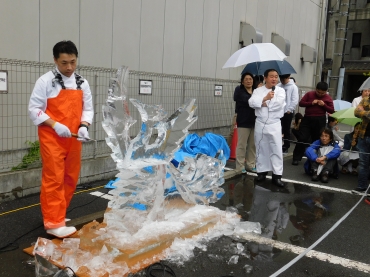 学生らが見守る中、氷彫刻を披露する中島さん=豊橋調理製菓専門学校で