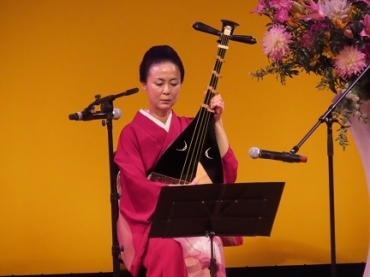 琵琶を奏でる川嶋さん=田原文化会館で