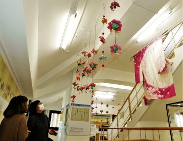 桜をテーマにつるし飾りを並べた3階=いずれも吉田城鉄櫓で