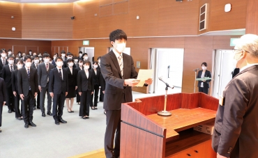 服務宣言する田中さん=豊橋市役所講堂で