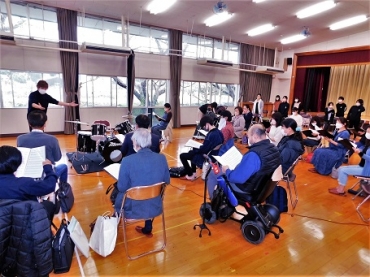 天野さんの指導で歌唱練習に励む出演者ら=西川芸能練習場で