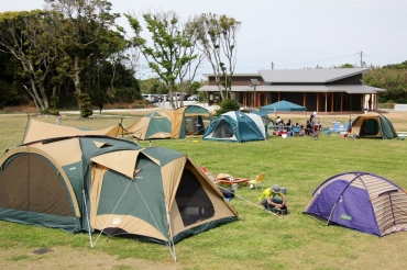 大型テントが並ぶ野営場=表浜ほうべの森・谷ノ口公園で