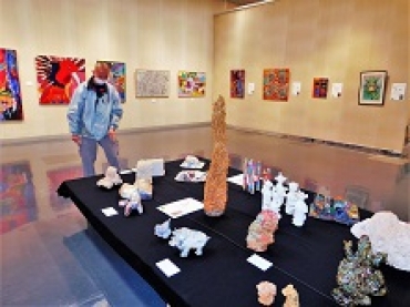 多彩なアート作品が並ぶ会場=豊橋市美術博物館で