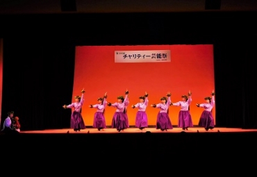 7団体がステージ発表した「チャリティー芸能祭」=豊橋市公会堂で