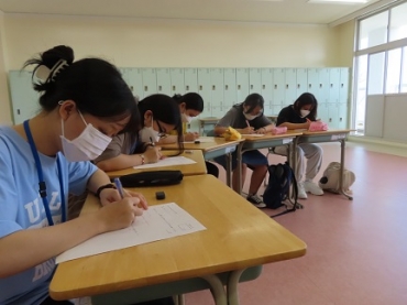 テストに取り組む生徒=田原福祉グローバル専門学校で