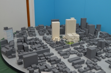 駅前に建つ東棟(中央右)など再開発ビルの模型。左は豊橋駅側、ビル手前の東西に連なる建物は水上ビル