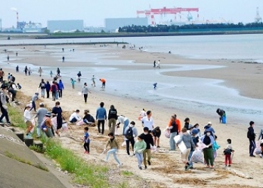 約600人が参加した海岸清掃=豊橋市神野新田町で