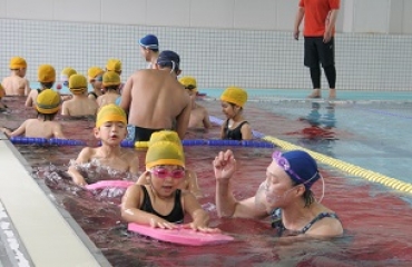 スイムボードで泳ぎの指導を受ける児童=新城市富沢で