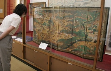展示中の「長篠合戦図屏風」=新城市長篠城址史跡保存館で