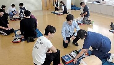 AEDの使い方を習得する受講者たち=豊橋ハートセンターで