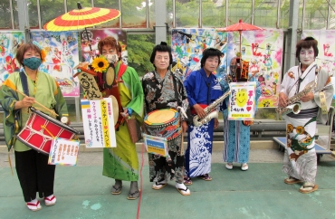 出演した原田夫妻(左の2人組)ら=長野県高森町で(提供)