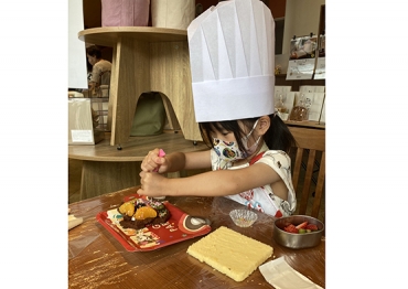ピレーネ作りをする子ども=ボンとらや豊川千歳通店で(提供)