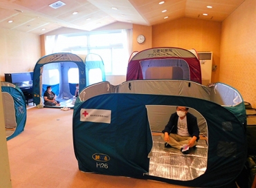 室内にテントを設けた体調不良者用の避難部屋