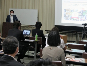 講演する戸田さん(左上)=新城市商工会館で