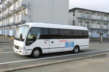 県境での市民乗り合いを検証するデンソーのシャトルバス(提供)